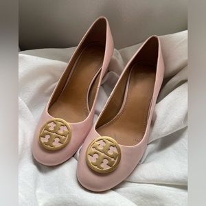 Tory Burch Benton Heels in Sea Shell. Size 8.5